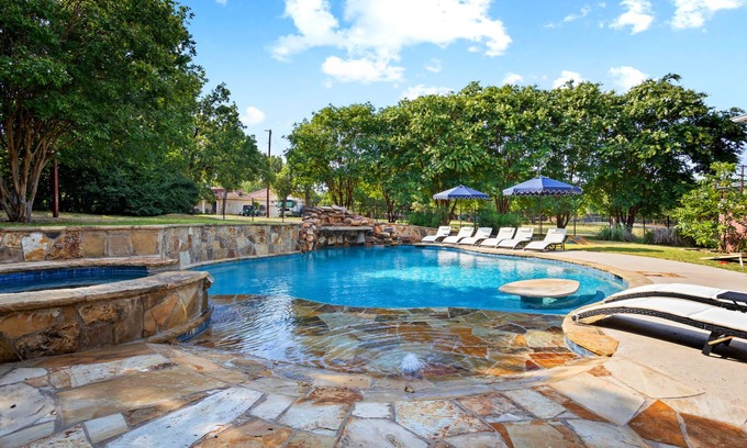 Azle House | Luxury Family Oasis: Huge pool, Spa, Firepit, Playground, Outdoor Kitchen, Games