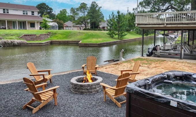 Cedar Creek Reservoir House | Luxury Family Retreat Water Views