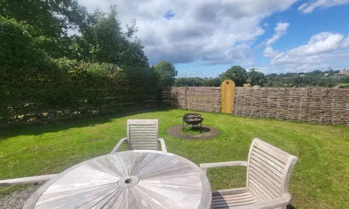 Northallerton Cottage | Luxury Farm Cottage with Hot Tub.n