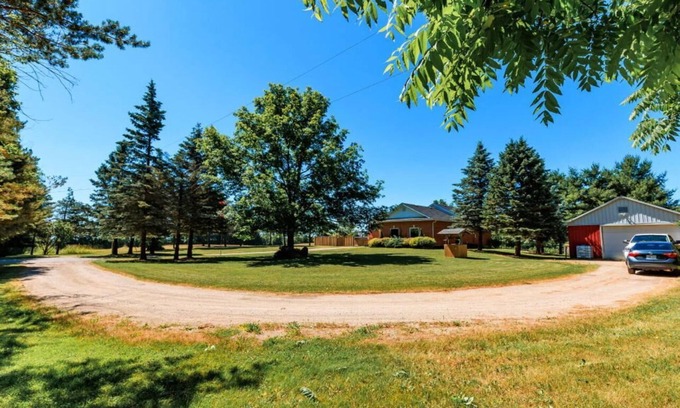 Erin Other | Luxury Farm Stay | Olympic Pool, Hot Tub & 3-Bed Guest Suite