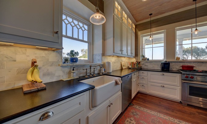 Burton House | Luxury Farmhouse: Outdoor Hot Tub, 10 Mins to Round Top