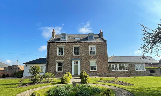 Wressle Other | Luxury Farmhouse:Padel court/Hot tub/pool table/fire pit. Central meet up point.