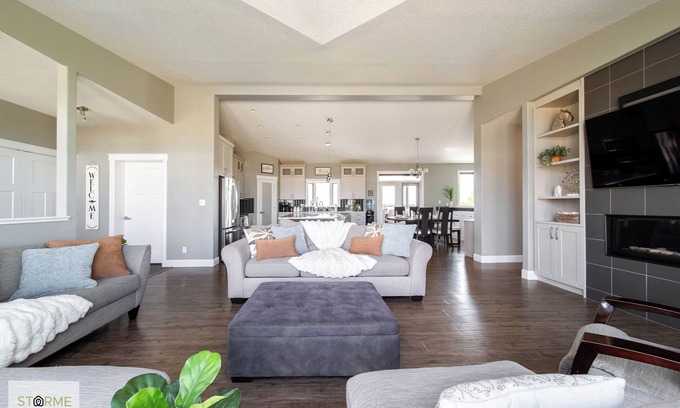 Leduc County House | Luxury Farmhouse Retreat|Sleep 16|Hot Tub|Patio|AC