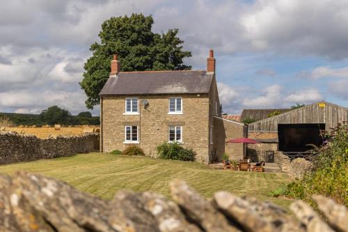 West Heslerton House | Luxury Farmhouse with Stunning Views and Hot Tub