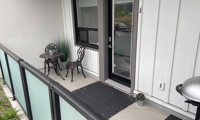 Vernon Apartment | Luxury Flat at Okanagan Lake