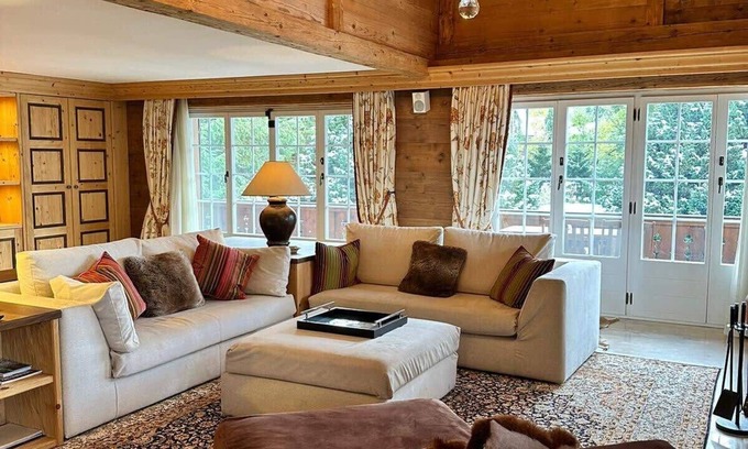 Zweisimmen Nr Gstaad Apartment | Luxury Flat Close to Park Hotel in Gstaad