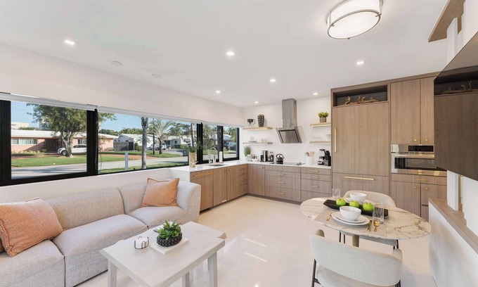 North Corals Apartment | Luxury Florida King Bed Studio - Dog Friendly Oasis