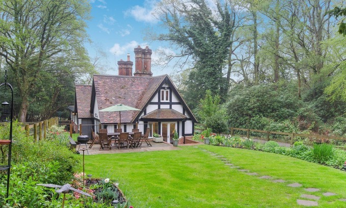 New Forest District Cottage | Luxury Forest Lodge with Games Room in Idyllic Location - Dog friendly, sleeps 8