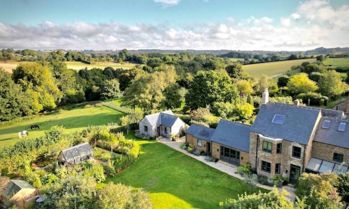 Whichford House | Luxury four bedroom family cottage