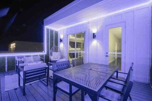 Nashville House | Luxury four-story Home, Rooftop Deck with views, PingPong! Sleeps 12!