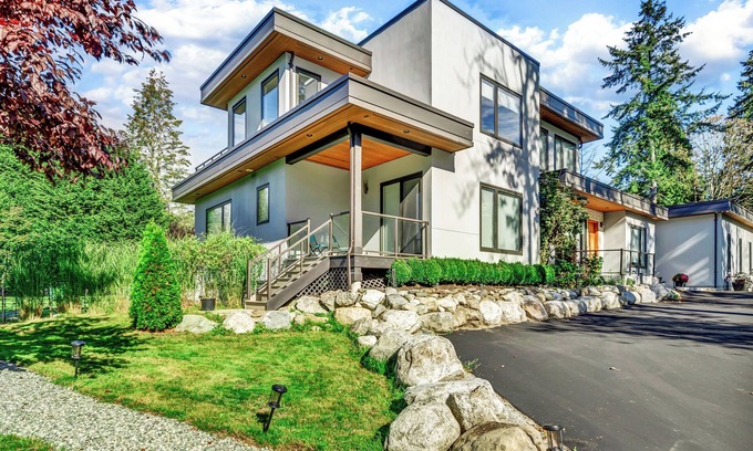 Surrey House | Luxury Garden suite| King Bed| Minutes to Beach