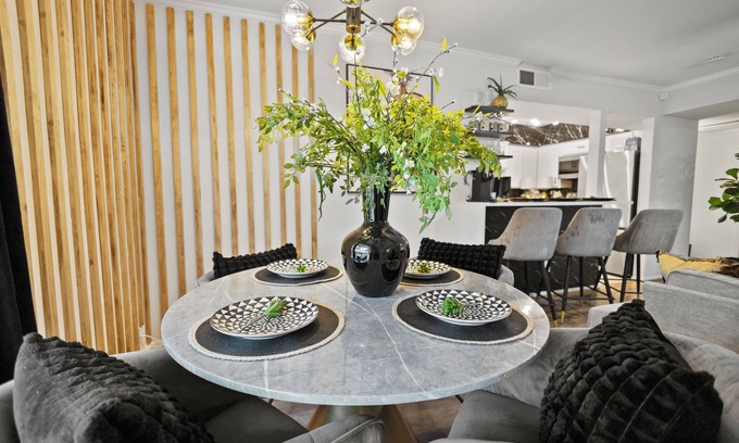 Oak Lawn Condo | LUXURY GATED 2 BEDS/2BATHS HOME IN HEART OF DALLAS. MINUTES TO HIGHLAND PARK!