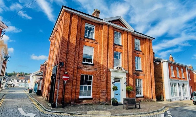 Harleston House | Luxury Georgian House With Sauna Sleeps 19-23