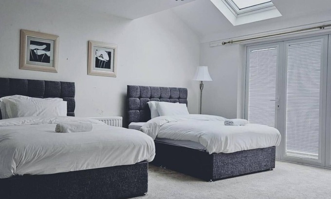 Preston House | Luxury Getaway in Preston with 5 Bedrooms