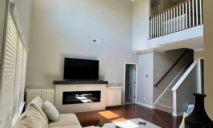 Monroe House | Luxury Golf Comm house w Pond, Pool & Tennis