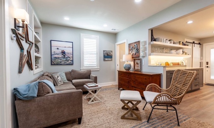 Historic District Apartment | Luxury Gourmet Kitchen with Backyard and Parking at 1st floor Eastport Apartment