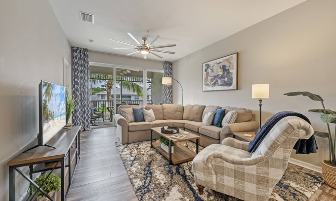 Naples Condo | Luxury GreenLinks Condo: Top Rated Golf, Resort Pool,LakeView - close to beaches