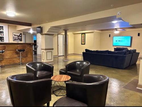 Croom House | Luxury Guest suite with movie theater, Lounge and Gameroom