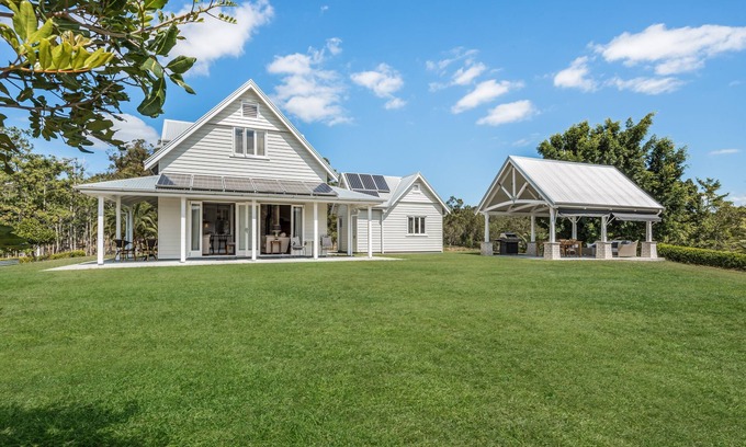Moreton Bay Region House | Luxury Hamptons Style Country Retreat on 40 Picturesque Acres | Free Netflix