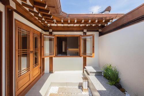 Gahoe-dong Apartment | Luxury Hanok Cottage Lunar