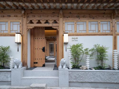 Samcheong-dong Villa | Luxury Hanok Stay Danji