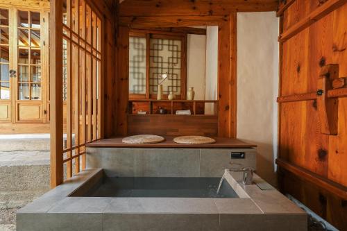 Gahoe-dong Villa | Luxury Hanok Stay Onyou