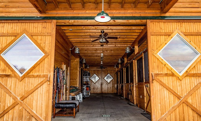 Crawford Apartment | Luxury HayLoft-High Speed WiFi