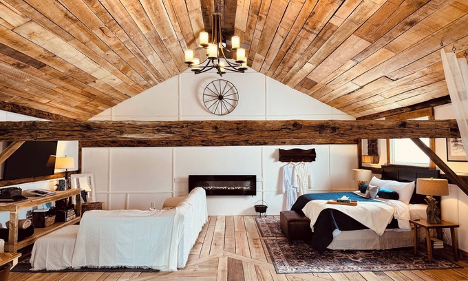 Delhi House | Luxury Hayloft retreat close to Turkey Point and Port Dover