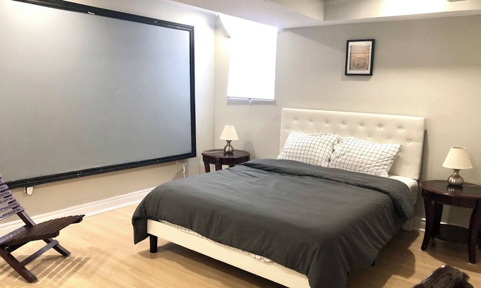 East Credit House | Luxury high rated guest apartment close to all attractions and Airport