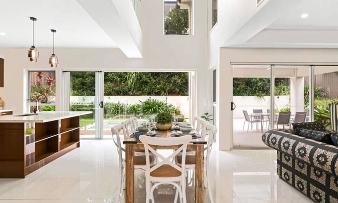 Carindale House | Luxury Hilltop Brand-New 5BD Holiday Home