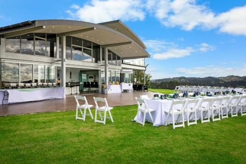 Waiwera Villa | Luxury Hilltop Villa with Breathtaking Views- Perfect for Family Stays & Events