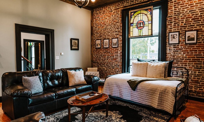 Harrodsburg House | Luxury Historic Downtown - Hot Tub - Sleeps 9 - Bourbon Trail - Modern Amenities