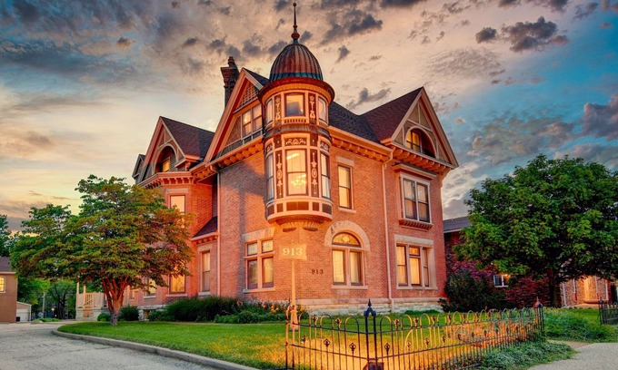 Springfield House | Luxury Historic Escape | Whole House Sleeps 18 | Walkable Location