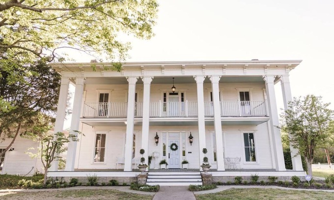 McKinney Villa | Luxury historic house in downtown McKinney