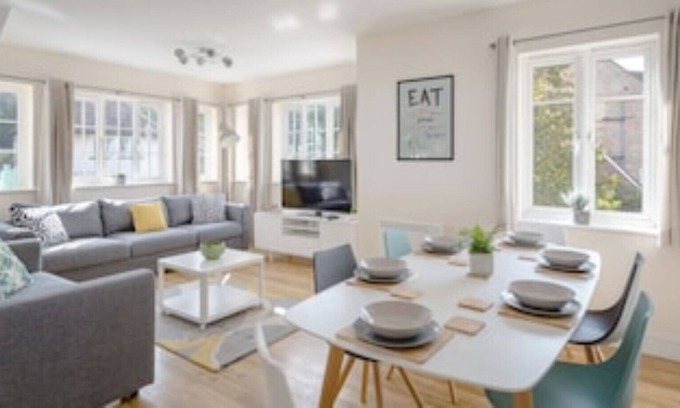Hitchin Apartment | Luxury Hitchin Apartment, Great Central Location - With Parking