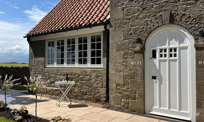 Seahouses House | Luxury Holiday Cottage Sleeps 8, near the beach between Bamburgh and Seahouses
