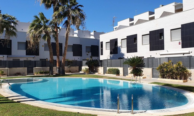 Pilar de la Horadada House | LUXURY HOLIDAY HOME WITH POOL 5 MINS WALK TO BEACH. WIFI,AIR CON, FULL KITCHEN