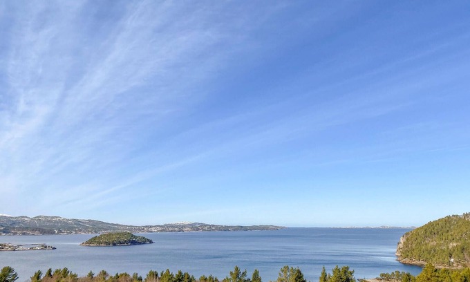 Torjulvagen House | Luxury holiday home with jacuzzi and sauna, just a stone's throw from the forest