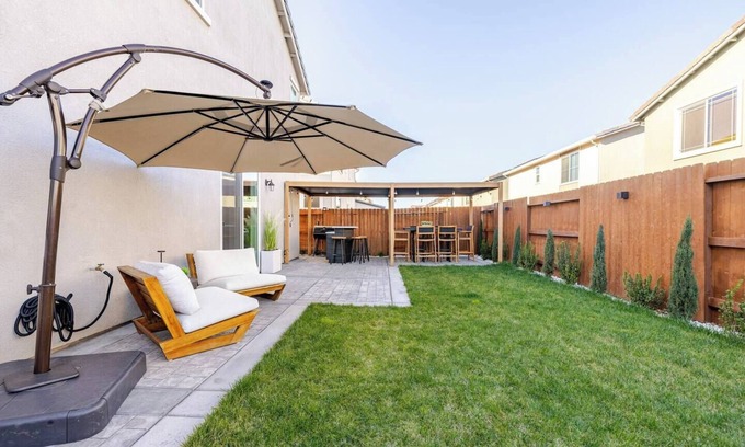 Sacramento House | Luxury Home 4 bed 3 Bath Retreat Family-Friendly
