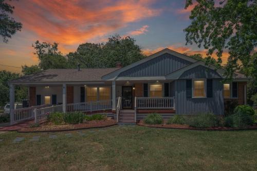 Coliseum Central House | LUXURY HOME 5 BR 3 BA Near Beaches and Venues