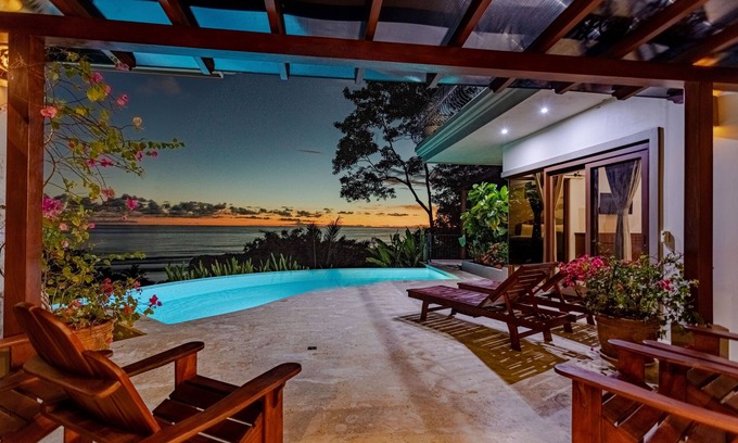 Dominical House | Luxury Home, Amazing Ocean Views! Front Row, Walk to the Beach! Sleeps up to 16