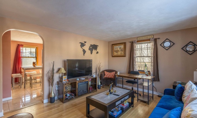 New Britain House | Luxury Home Central to Farmington, Plainville & Downtown New Britain