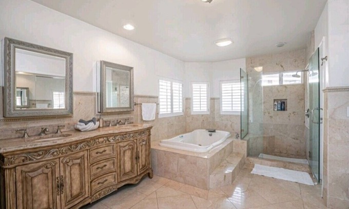Lincoln Acres House | Luxury Home, centrally located to all of San Diego's attractions.