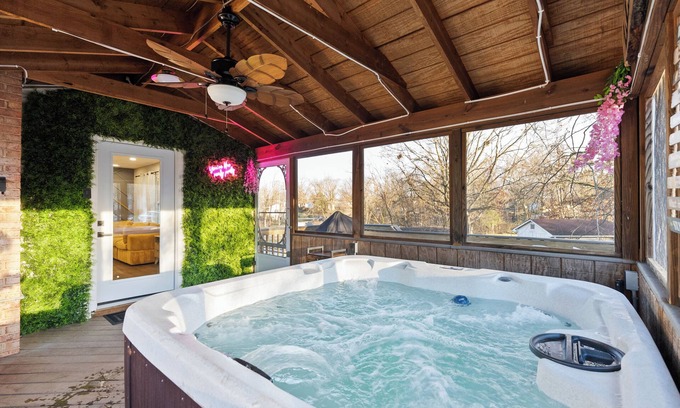 Sudley House | Luxury Home. Hot-tub, close to IAD & Hylton PAC.