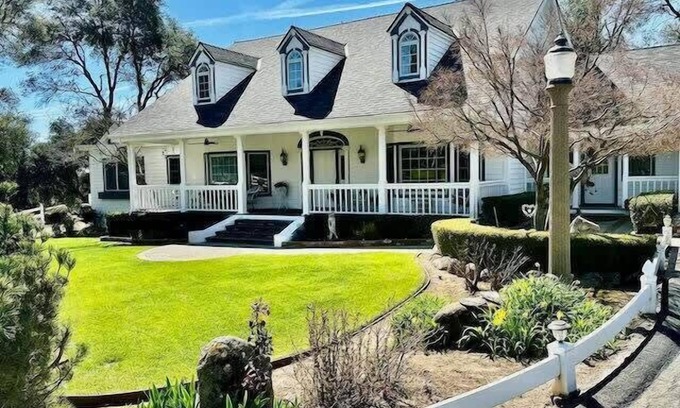 Ahwahnee House | Luxury Home-Hot Tub-Sleeps 11-Pet Friendly