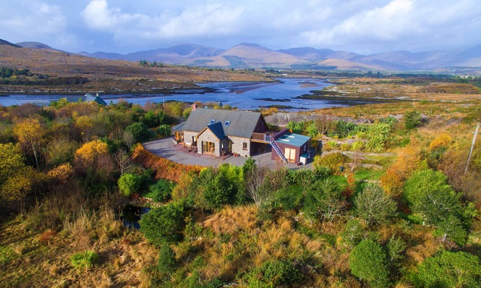 Sneem House | Luxury Home in exclusive Oysterbed with spectacular sea & mountain views. WiFi.