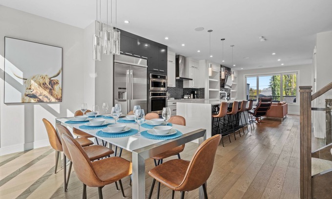 Parkhill-Stanley Park House | Luxury Home in Quiet Neighborhood near Downtown with Fast Wi-F & 3 Workspaces