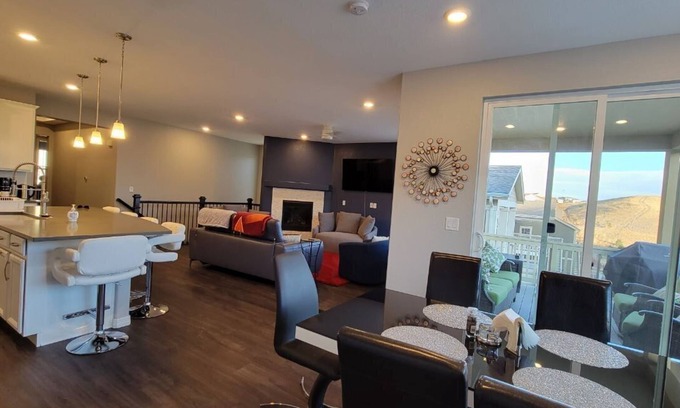 Arvada House | Luxury home near mountains, Boulder and Denver. Under an hour to ski resorts!