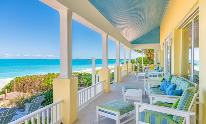 Tar Bay House | Luxury Home on Pristine Beach