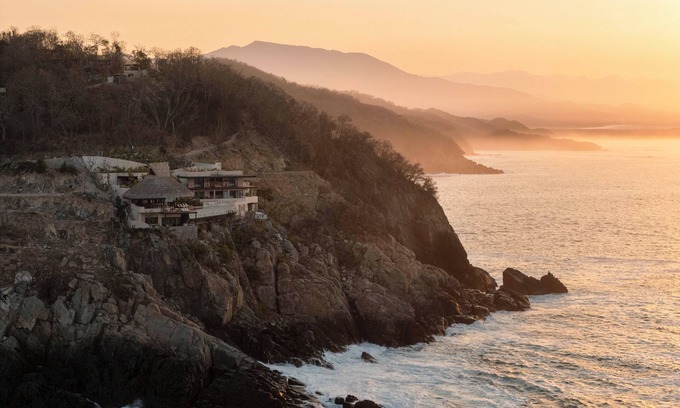 Zihuatanejo Villa | Luxury home on the cliffs of Zihuatanejo. Catering, gym, sauna, barbecue.